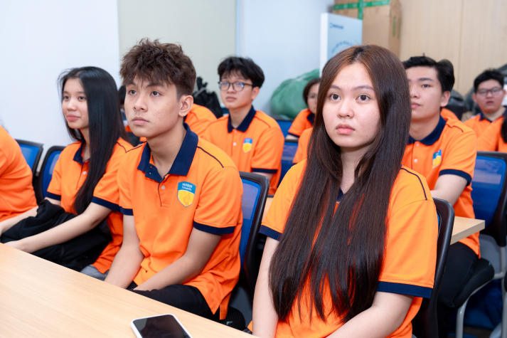 Sinh viên Khoa Tài chính - Thương mại tiếp cận thực tế nghề ngân hàng tại Woori Bank 70