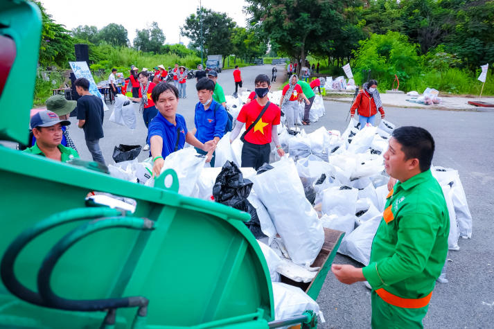 Sinh viên Khoa Trung Quốc học HUTECH lan tỏa tinh thần sống xanh tại Chiến dịch “Clean Up Việt Nam” lần thứ 7 56