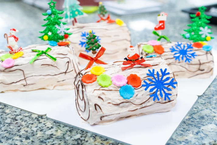 Sinh viên Viện Khoa học Ứng dụng HUTECH tự tay làm bánh đón Giáng sinh 67