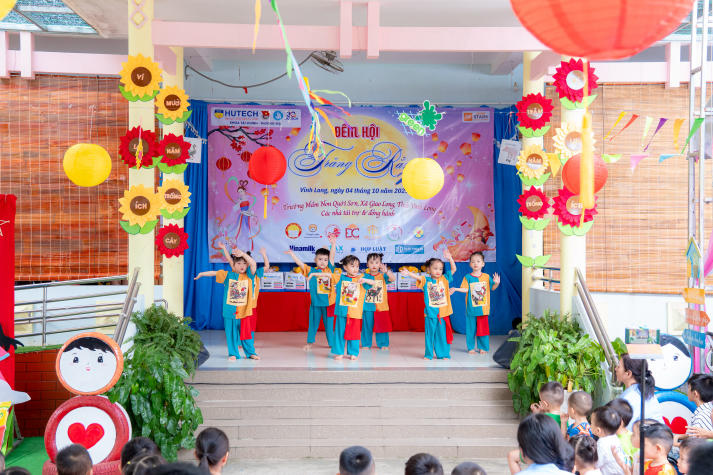 Một mùa Trăng trọn vẹn: Sinh viên Khoa Tài chính - Thương mại HUTECH đem niềm vui đến trẻ em Vĩnh Long 99