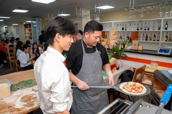 [Video] Top 4 Giải vô địch Pizza Thế giới 2025 hướng dẫn sinh viên Quản trị nhà hàng làm pizza “chuẩn Ý” 38