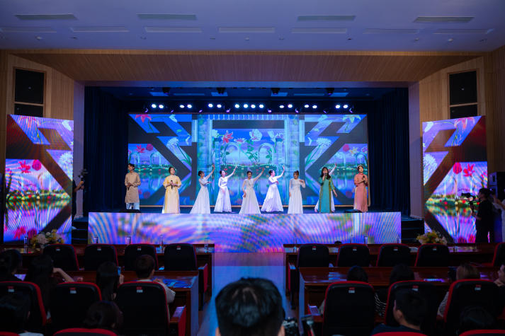 Sinh viên HUTECH thắp sáng niềm tự hào Việt qua chuỗi đồ án nghệ thuật hoành tráng 315