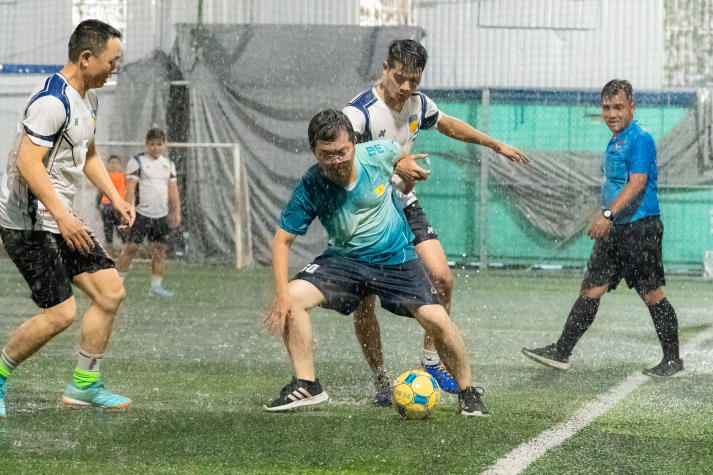 [Hội thao CB-GV-NV 2026] Mưa lớn không hạ nhiệt hai trận cầu 12 bàn thắng 21