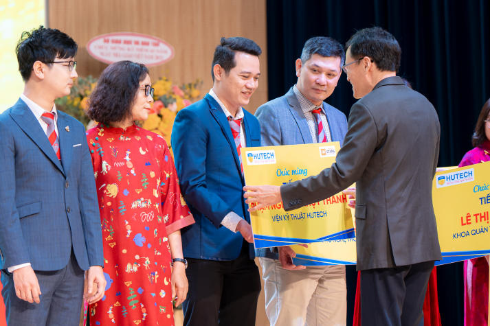 [Video] HUTECH long trọng công bố xếp hạng QS Ranking trong dịp Tri ân Nhà giáo 20/11 106