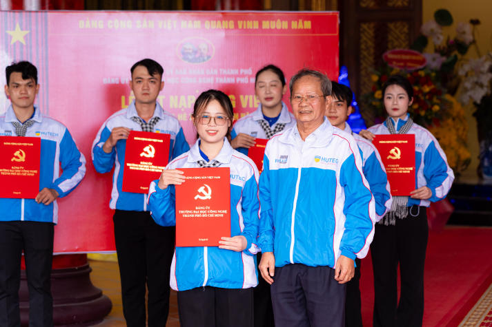 07 chiến sĩ Mùa hè xanh HUTECH vinh dự đứng vào hàng ngũ của Đảng Cộng sản Việt Nam 59