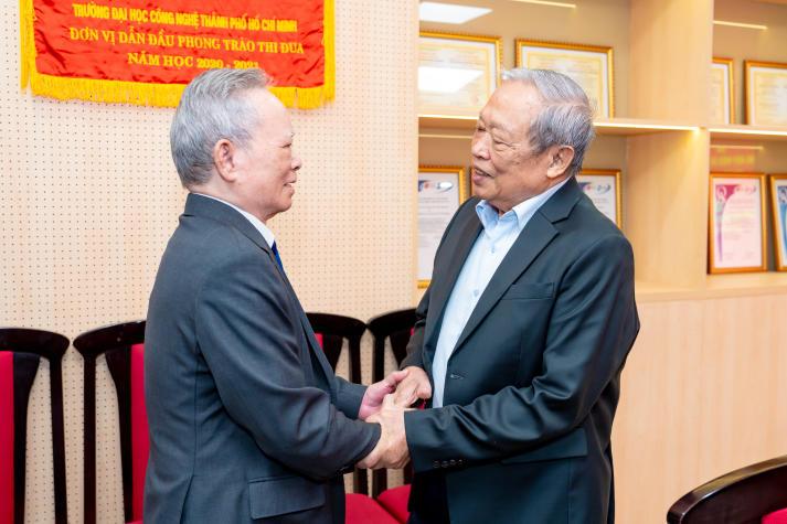 HUTECH trao tặng Huy hiệu 55 năm tuổi Đảng cho TS. Hồ Ngọc Bá 40