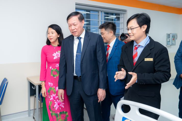 Thứ trưởng Bộ Y tế Đỗ Xuân Tuyên cắt băng khánh thành Trường Y và Khoa học Sức khỏe HUTECH 54