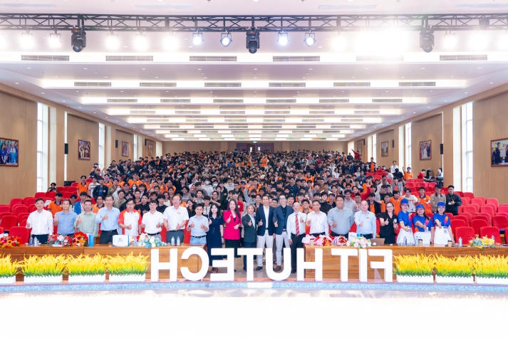 Kỹ sư công nghệ thông tin tương lai của HUTECH được chuyên gia đồng hành định hướng nghề nghiệp 102