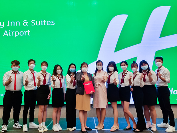 Sinh viên HUTECH cùng "Hotel Tour" tham quan thực tế tại Holiday Inn & Suites Saigon Airport 8