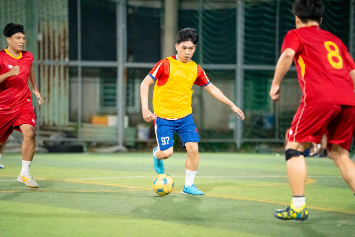 [Hội thao CB-GV-NV HUTECH 2025]: Bóng đá nam xác định hai đội tranh ngôi vô địch 82