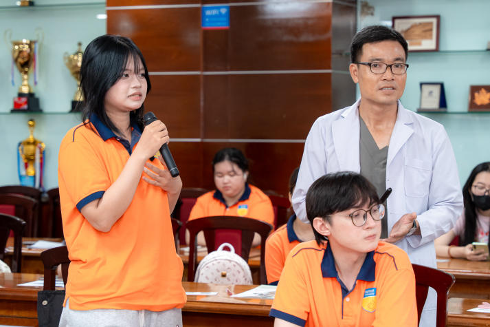 Sinh viên HUTECH trang bị “tấm khiên” bảo vệ sức khoẻ lúc giao mùa cùng chuyên gia 104