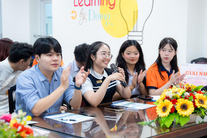 Lan tỏa tinh thần “Sắc Việt” trong Ngày hội trang trí nón lá của sinh viên Khoa Tài chính - Thương mại 117