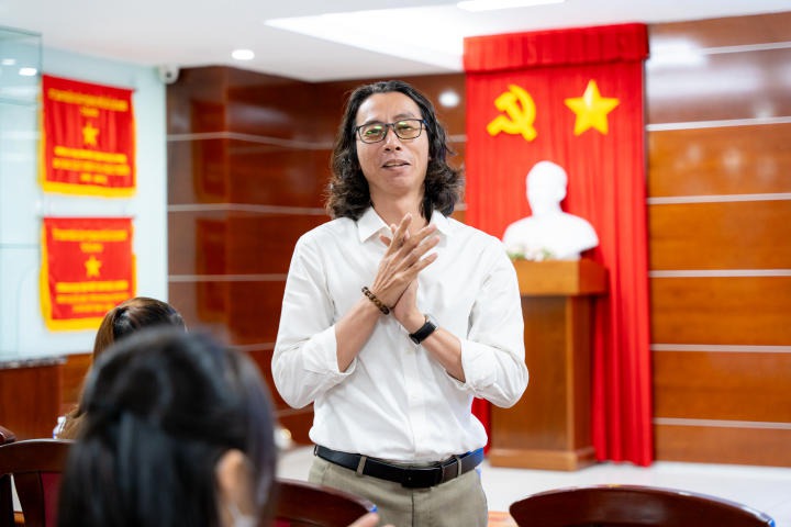 Ban cán sự lớp Khoa Khoa học Xã hội và Quan hệ Công chúng học hỏi nhiều kỹ năng hữu ích qua buổi tập huấn 36