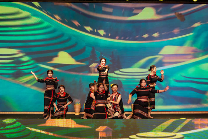 Sinh viên HUTECH thắp sáng niềm tự hào Việt qua chuỗi đồ án nghệ thuật hoành tráng 278