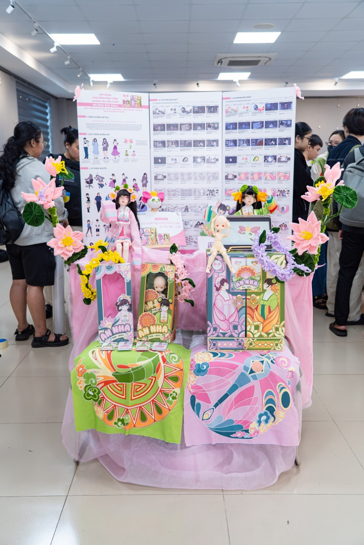 Sinh viên Thiết kế đồ họa kể chuyện thương hiệu qua TVC tại triển lãm kịch bản phân cảnh 34