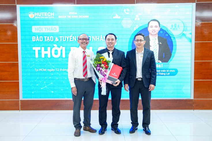 Đại diện HUTECH tặng hoa cho diễn giả Võ Tiến Đạt