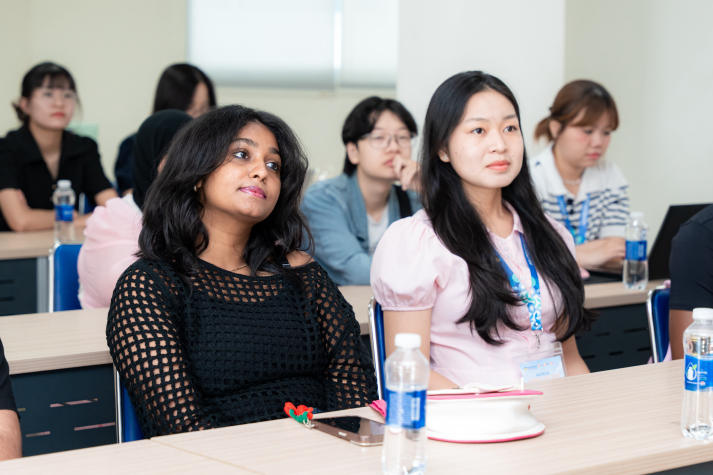 Chạm vào nét Việt, sinh viên quốc tế khám phá di sản và sáng tạo trên nón lá 16