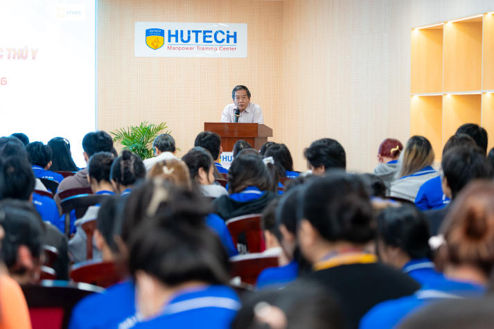 Sinh viên hào hứng “định hình ý tưởng” tại cuộc thi Thiết kế mô hình cơ thể học Thú y lần IV 15