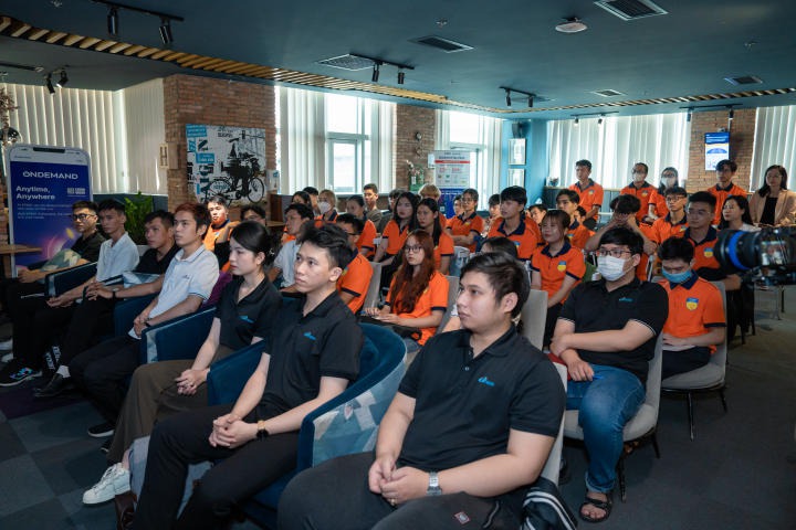 Sinh viên Hệ thống thông tin quản lý tham quan Công ty KPMG Việt Nam 43