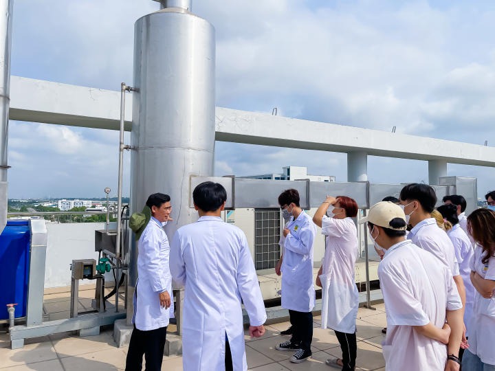 Sinh viên ngành Kỹ thuật môi trường tìm hiểu hệ thống xử lý khí thải tại Trung tâm Thực hành - Thí nghiệm HUTECH 43