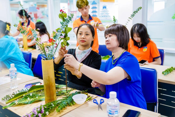 Sinh viên Khoa Nhật Bản học HUTECH trải nghiệm nghệ thuật cắm hoa truyền thống Ikebana qua Workshop 112
