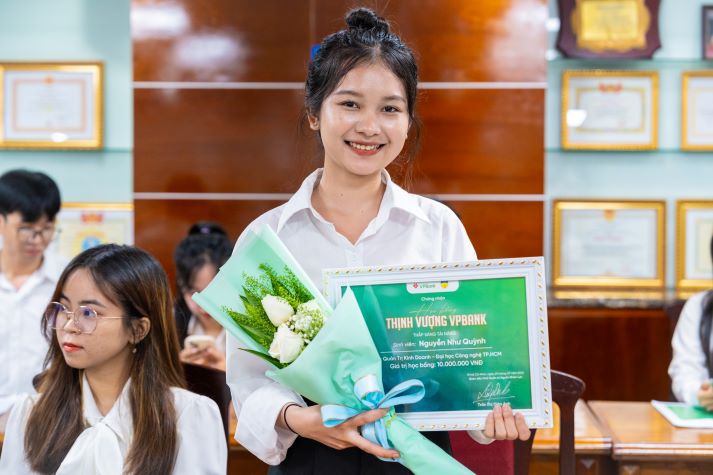 Sinh viên Khoa Tài chính - Thương mại nhận học bổng giá trị và săn cơ hội thực tập hấp dẫn từ VPBank 39