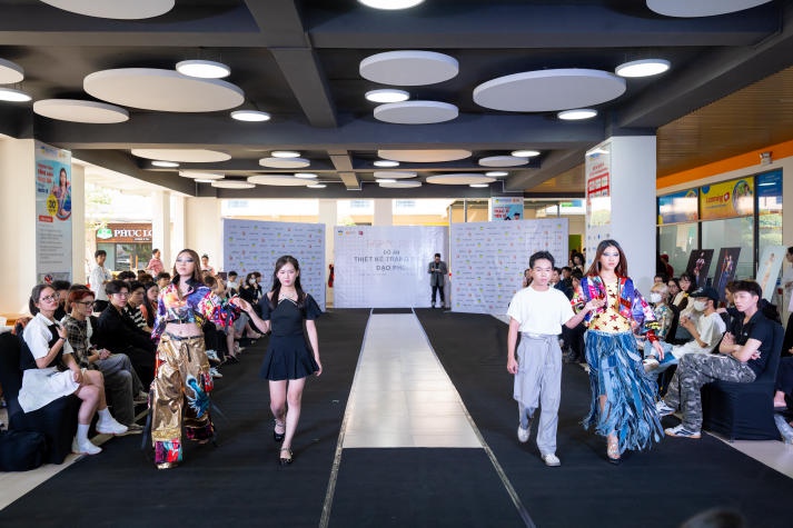 [Video] Trình diễn trang phục dạo phố của sinh viên Thiết kế thời trang HUTECH: biến hóa, đa sắc, sáng tạo 119