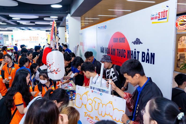 Ngày hội Sinh viên 5 tốt HUTECH năm học 2024 - 2025: Chạm vào hành trình “5 tốt” với không gian triển lãm rèn luyện toàn diện 179