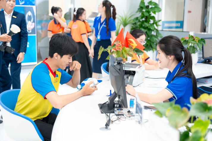 [Video] Sinh viên Công nghệ tài chính HUTECH trải nghiệm thực tế chuyển đổi số tại Eximbank 93