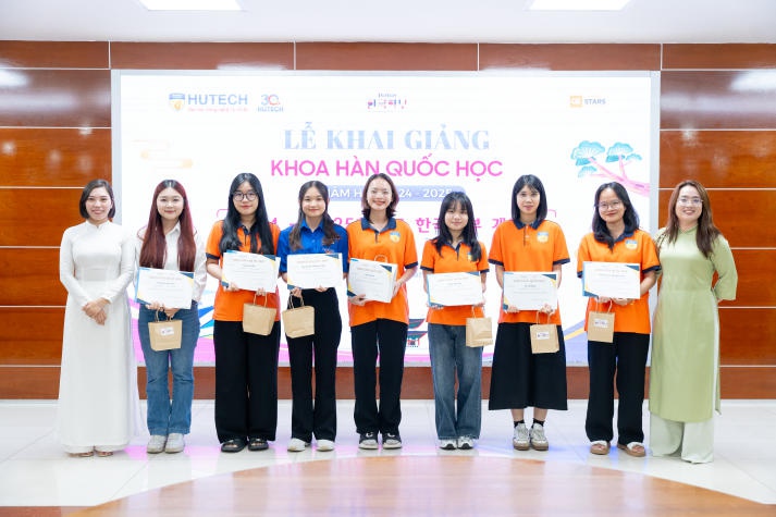 Chuyên gia Hàn Quốc định hướng về thị trường nghề nghiệp cho sinh viên khoa Hàn Quốc học 95