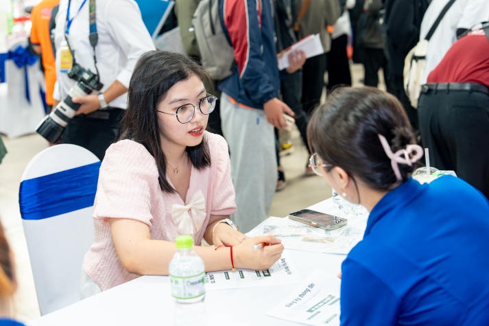 [Video] Sinh viên hào hứng “săn” hơn 1.500 đầu việc hấp dẫn tại “HUTECH International Job Fair 2024” 98