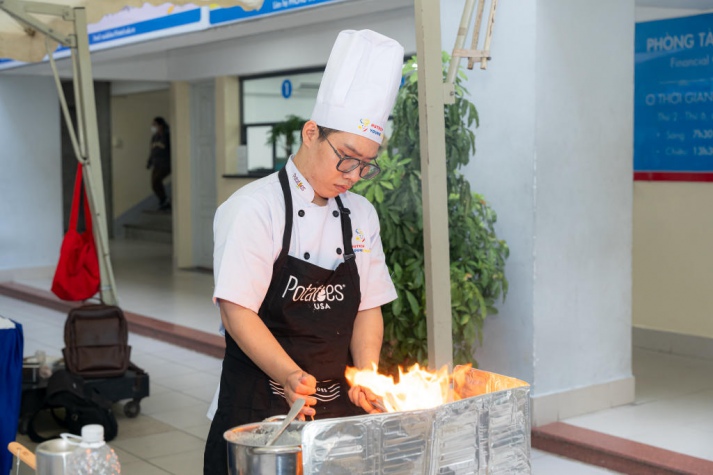 [Video] Sinh viên “thổi lửa” tranh tài sôi nổi tại Chung kết “HUTECH Young Chefs” 2024 171