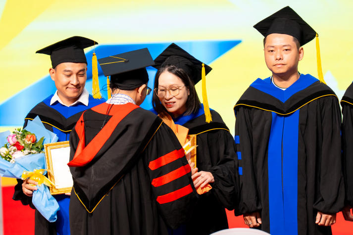 Lễ trao bằng tốt nghiệp HUTECH: Vinh danh nghị lực học tập vượt giới hạn thời gian và tuổi tác 115