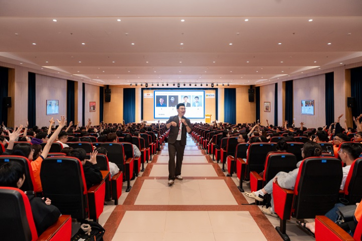 Sinh viên Khoa Marketing - Kinh doanh quốc tế “giải mã” thuật toán tuyển dụng và xây dựng thương hiệu cá nhân cùng chuyên gia 86