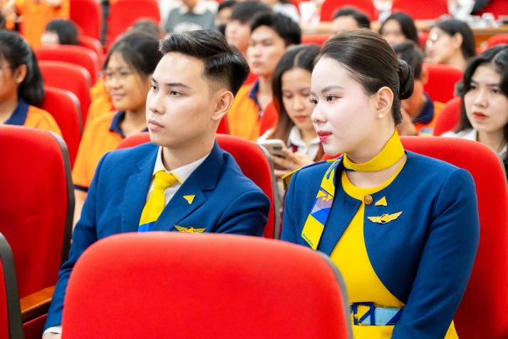 [Video] CEO Nguyễn Quốc Kỳ kể chuyện chinh phục ước mơ cùng sinh viên HUTECH 178