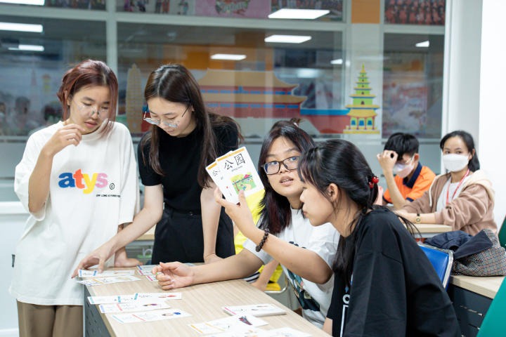 Sinh viên Khoa Trung Quốc học củng cố kiến thức các bộ thủ Tiếng Trung qua cuộc thi học thuật 60