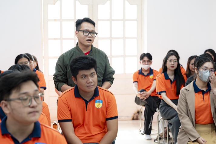 Theo chân sinh viên Khoa Tiếng Anh tìm hiểu môi trường giảng dạy ngôn ngữ tại IELTS Mentor 64