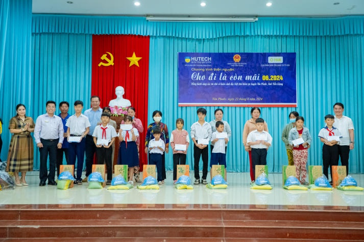 HUTECH viết tiếp hành trình thiện nguyện “Cho đi là còn mãi” tại tỉnh Tiền Giang 111