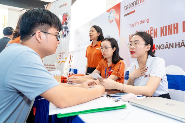 [Video] Sinh viên hào hứng “săn” hơn 1.500 đầu việc hấp dẫn tại “HUTECH International Job Fair 2024” 93