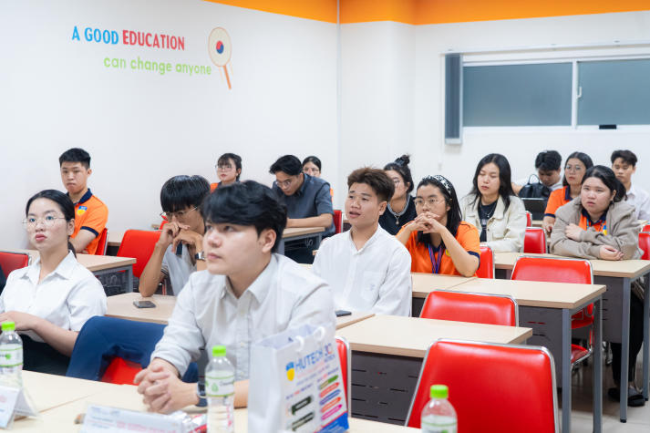 Sinh viên Khoa Tài chính - Thương mại HUTECH "giải mã" cơ hội đầu tư chứng khoán 43