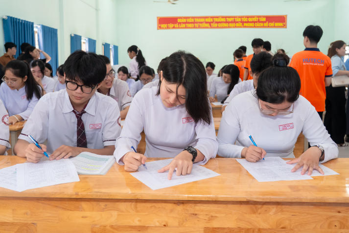 Sinh viên Tâm lý học lan tỏa thông điệp sức khỏe tinh thần đến học sinh THPT Tân Túc 69