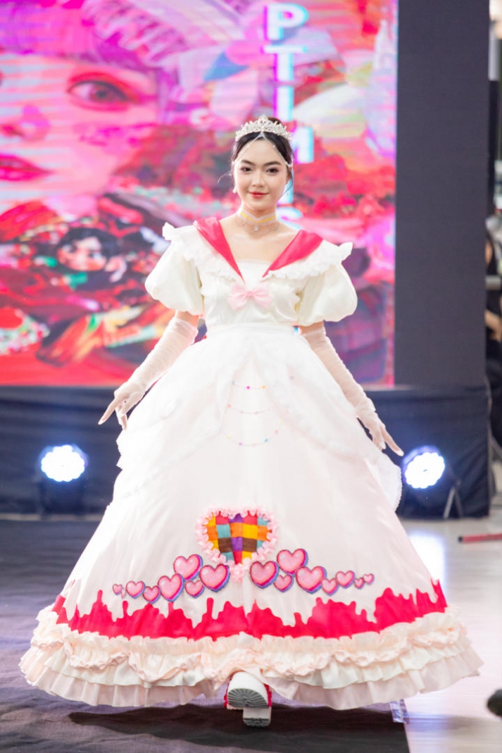 [Video] Đem bọ cánh cứng và người vô gia cư vào đồ án tốt nghiệp, 02 sinh viên ngành Thiết kế thời trang HUTECH “cán đích” thủ khoa và á khoa 209