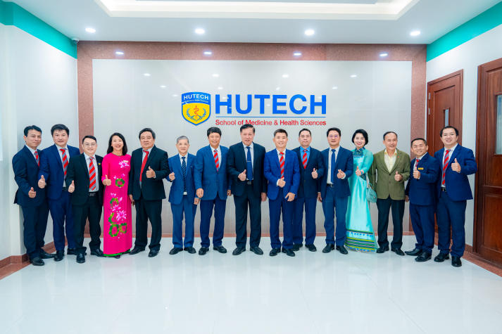 Thứ trưởng Bộ Y tế Đỗ Xuân Tuyên cắt băng khánh thành Trường Y và Khoa học Sức khỏe HUTECH 114