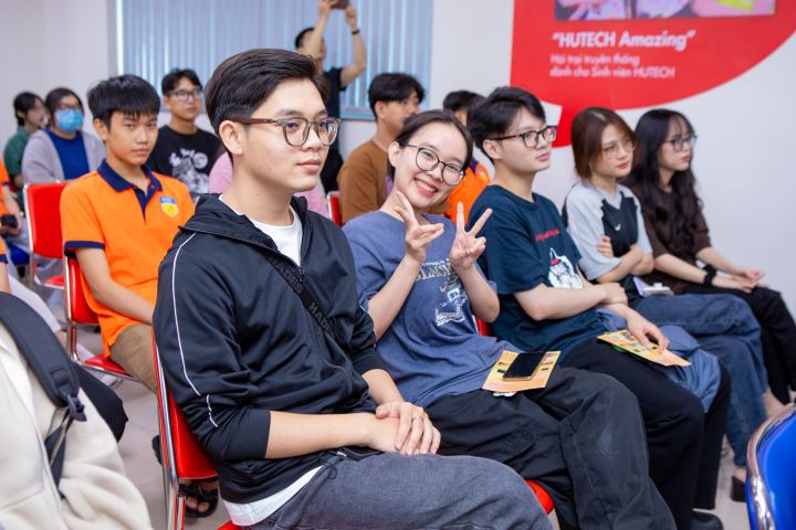 Tân sinh viên Khoa Truyền thông & Thiết kế được chuyên gia tư vấn thiết bị học tập và trải nghiệm công nghệ 143