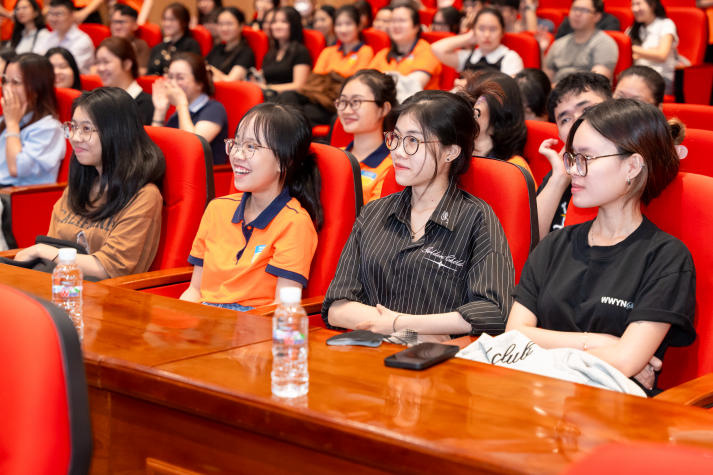 “Be the T.E.A.C.H.E.R the world needs”: Sinh viên Khoa Tiếng Anh tìm hiểu về nghề giáo trong kỷ nguyên số 57