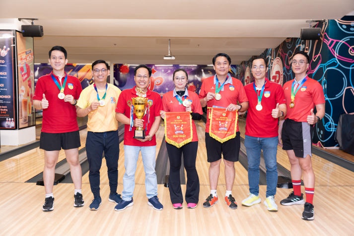 HUTECH giành cúp vô địch Giải Bowling khối thi đua số 4 năm học 2023-2024 83