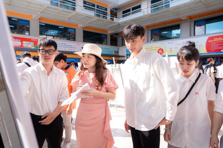 [Video] Hơn 77 dự án của sinh viên VKIT “đổ bộ” triển lãm poster với nhiều ý tưởng chạm thực tiễn 49