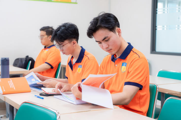 [Video] Sinh viên HUTECH học cách làm chủ tài chính từ chuyên gia trong dự án "Hanwha Life Finance Mentor" 44