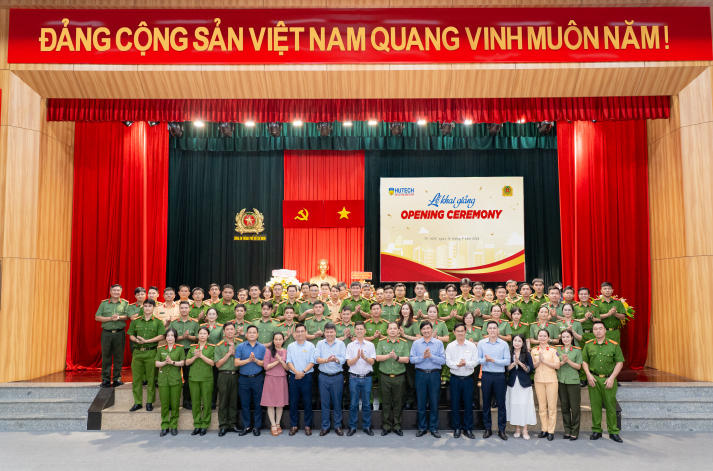 Gần 100 học viên Công an TP.HCM chính thức bước vào chương trình đại học đào tạo từ xa tại HUTECH 86