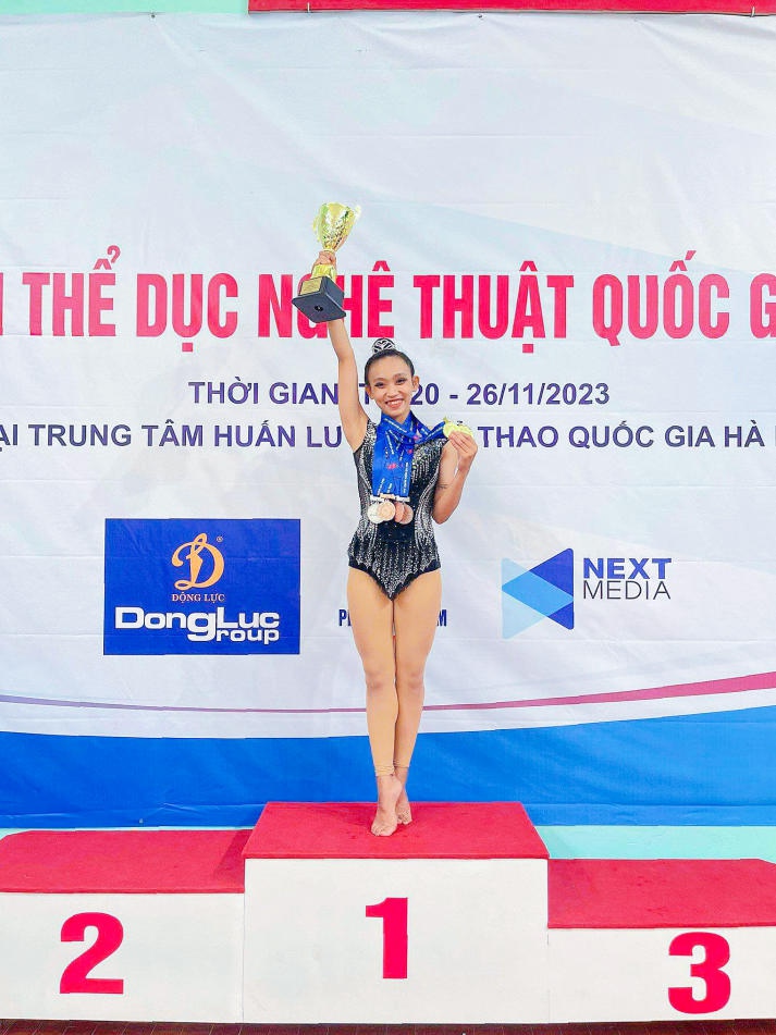 [Ảnh] Trai tài gái sắc HUTECH tự tin “show” nét đẹp năng động đậm chất Gen Z tại đa sân chơi 326